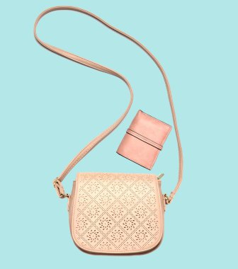 Deri çanta ve cüzdan üzerinde pastel mavi bir arka plan, Minimalizm