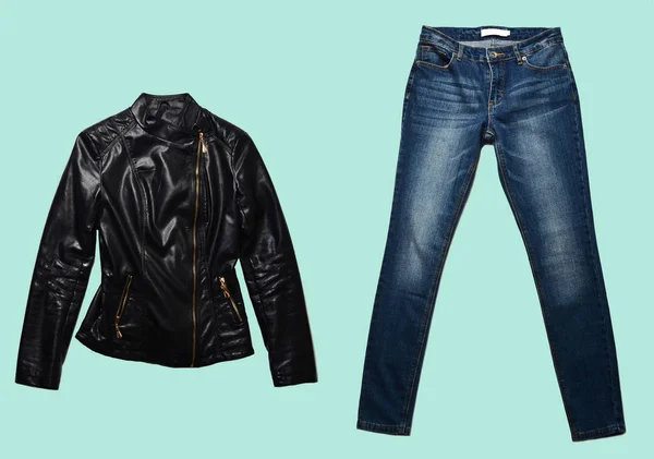 Modische Schwarze Lederjacke Jeans Trendige Klamotten Isoliert Auf Blau Minimalismus — Stockfoto