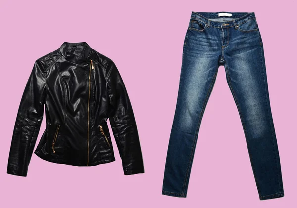 Modische Schwarze Lederjacke Jeans Trendige Kleidung Vereinzelt Auf Rosa Minimalismus — Stockfoto