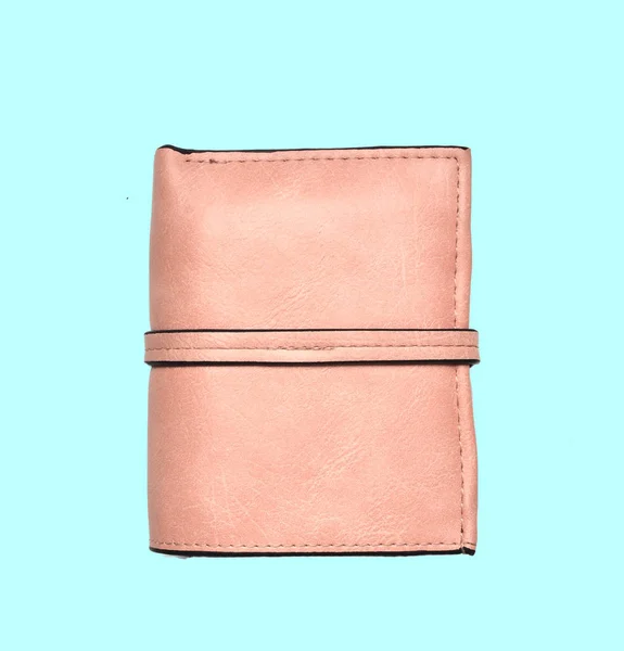 粉红色的皮革钱包隔离在蓝色背景 — 图库照片