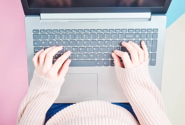 Ragazza Sta Digitando Sulla Tastiera Del Portatile Trend Del Minimalismo — Foto Stock