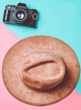 Pastel renk arka plan, yolculuk tutkusu kamera, güneş gözlüğü ve keçe şapka ile moda stil yaratıcı düz göklere.