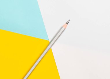 Minimalist arka plan kopya alanı, beyaz kağıdın için. Renkli bir arka plan üzerine kalem.