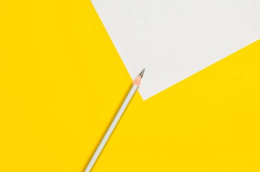 Minimalist arka plan kopya alanı, beyaz kağıdın için. Sarı bir arka plan üzerinde kalem.