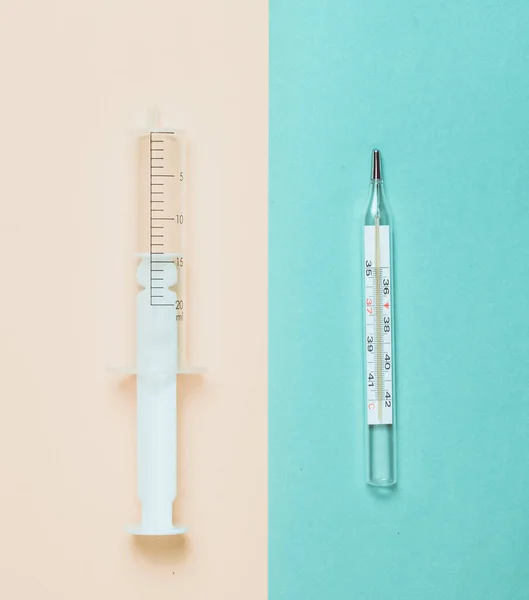 Een Medische Spuit Zonder Een Naald Een Thermometer Een Pastel — Stockfoto