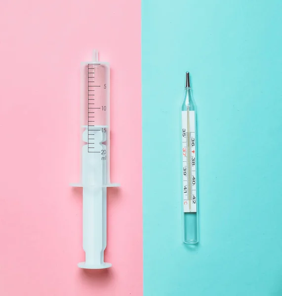 Medicinsk Spruta Utan Nål Och Termometer Pastell Bakgrund Ovanifrån Minimalism — Stockfoto