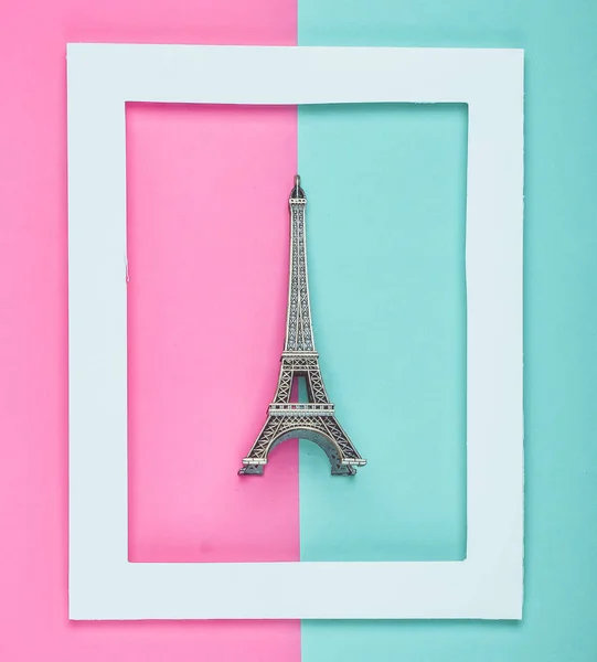 Souvenir Statuette Des Eiffelturms Weißem Rahmen Auf Farbigem Pastellgrund Minimalistischer — Stockfoto