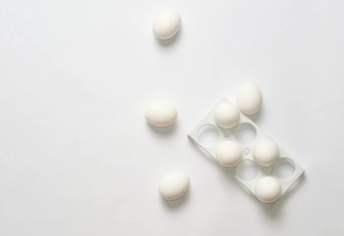Beyaz bir arka planda minimalizm eğilim, beyaz yumurta ile plastik tepsi top vie