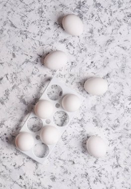 Plastik tepsi minimalizm eğilim, beyaz beton zemin üzerine beyaz yumurta ile top vie