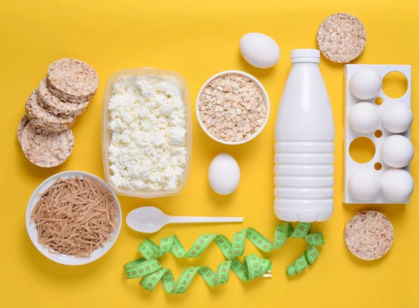 Ernährung Gesunde Ernährung Joghurtflasche Knuspriges Rundbrot Buchweizennudeln Haferflocken Quark Eierschale — Stockfoto