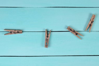 Ahşap clothespins mavi bir tabloda top vie