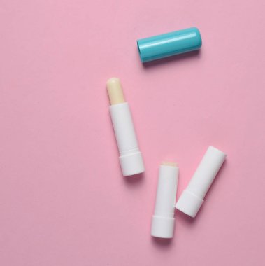 Pastel pembe, üstten görünüm, minimalis hijyenik ruj