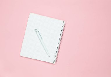 Not defteri kalemi pastel pembe, üstten görünüm, Minimalizm tren ile