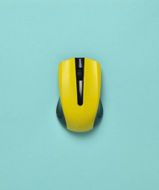 Kablosuz fare üzerinde mavi bir pastel renkli izole. Üstten görünüm, minimalist tren