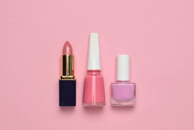 Kadın kozmetik ve güzellik bakımı konusunda bir pastel pembe aksesuarlar. Tırnak Lehçe, ruj, üstten görünüm, minimalist tren