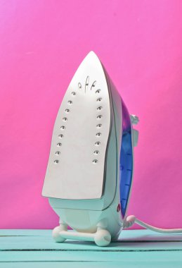 Pembe bir adam üzerinde demir