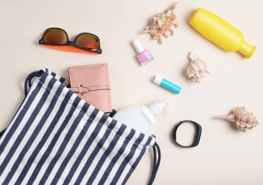 Plaj çantası ve beyaz arka plan üzerinde plaj düzendeki rahatlamak için aksesuarlar. Deniz, yaz saati Resort'ta kavramı. Üstten görünüm, düz yatıyordu, minimalis