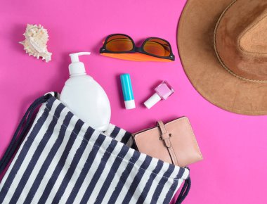 Plaj çantası ve aksesuarları pastel pembe plaj düzenine rahatlamak için. Deniz, yaz saati Resort'ta kavramı. Üstten görünüm, düz yatıyordu, minimalis
