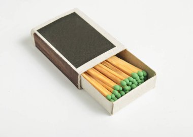 Beyaz adam izole kibrit kutusu