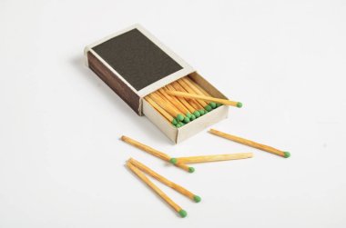 Beyaz adam izole kibrit kutusu