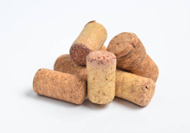 Beyaz bir adam üzerinde şarap şişeleri mantarlar