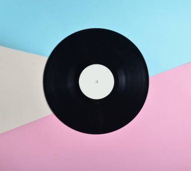 Vinil plaka üzerinde pastel renkli arka plan, retro müzik teknolojisi, üstten görünüm, minimalis