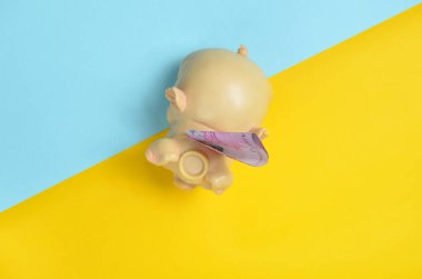 İki yüz hryvna faturaları üzerinde sarı bir mavi arka plan ile Piggy banka. Ukrayna ekonomi, Ukrayna bayrağı