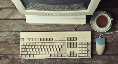 Retro sabit bilgisayar rustik ahşap masa, vintage çalışma alanı üzerinde. Monitör, klavye, bilgisayar faresi, üstten görünüm, düz la