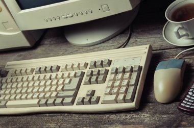 Retro sabit bilgisayar rustik ahşap masa, vintage çalışma alanı üzerinde. Monitör, klavye, bilgisayar faresi, üstten görünüm, düz la