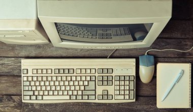 Retro sabit bilgisayar rustik ahşap masa, vintage çalışma alanı üzerinde. Monitör, klavye, bilgisayar faresi, üstten görünüm, düz la
