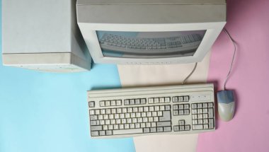 Retro sabit bilgisayar renkli arka plan üzerinde. Monitör, sistem birimi, bilgisayar fare. Eski teknolojiler, top vie