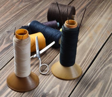 Eski skeins iplik makas, ahşap bir masa iğne falan batmazdı. Üstten görünüm