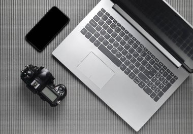 Dizüstü bilgisayar, çerçevesiz telefon ile beyaz perde, kamera bir gri doku yüzeyi, üstten görünüm, girintili kopyalama