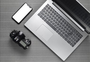 Dizüstü bilgisayar, çerçevesiz telefon ile beyaz perde, kamera bir gri doku yüzeyi, üstten görünüm, girintili kopyalama