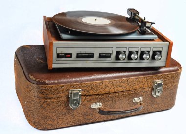 Vinil oyuncu üzerinde beyaz bir adam izole eski bir deri çanta