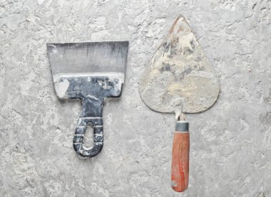 Oluşturma araçları gri beton zemin üzerine. Spatula, Mala, top vie