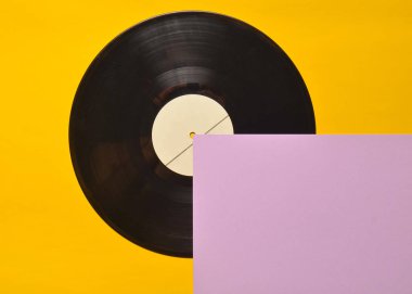 Vinil plaka pastel renkli bir arka plan üzerinde. Retro müzik öznitelikleri 80s. üstten görünüm, Minimalizm. Kopya girintili