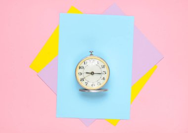 Renkli Kağıt arka plan Retro çalar saat. Minimalizm. Üstten görünüm