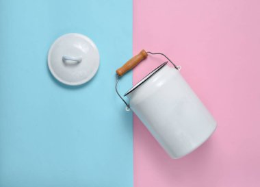 Emaye süt mavi, pembe pastel arka plan olabilir. Top Vie