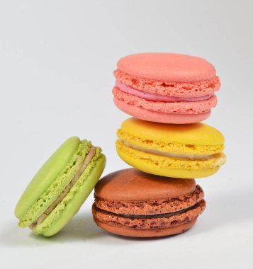 Beyaz bir arka plan üzerinde renkli pastel çerezleri macaroons yığını