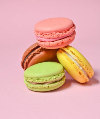Birçok macaroons pastel pembe bir arka plan üzerinde. Minimalis