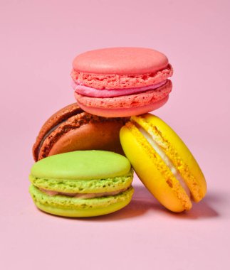 Birçok macaroons pastel pembe bir arka plan üzerinde. Minimalis