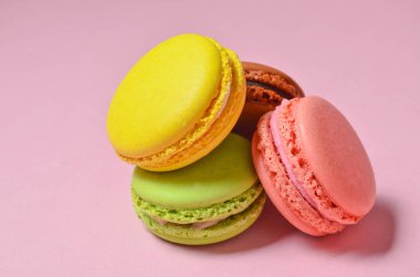 Birçok macaroons pastel pembe bir arka plan üzerinde. Minimalis