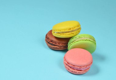 Birçok macaroons pastel mavi bir arka plan üzerinde. Minimalis