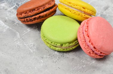 Gri beton zemin üzerine pastel macaroons renkli