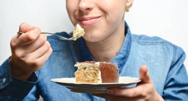 Kot gömlek oyuncağı beyaz arka plan üzerinde yakın çekim yemek içinde genç bir kadın giyinmiş