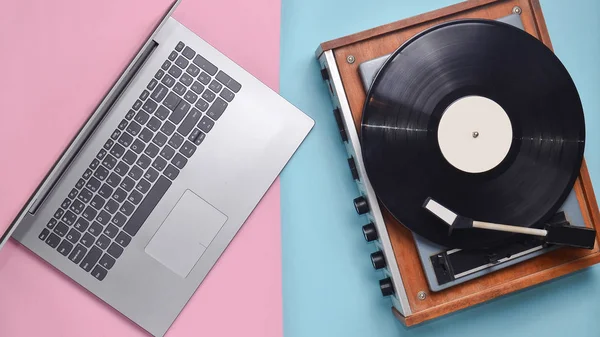 Portátil Reproductor Vinilo Sobre Fondo Pastel Colores Tecnología Moderna Anticuada —  Fotos de Stock