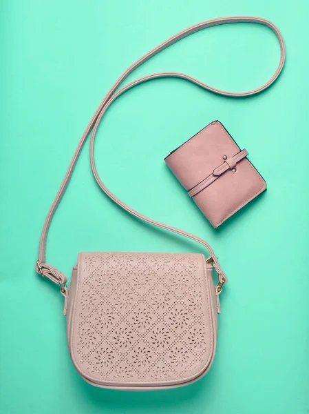 Bayan deri çanta ve cüzdan nane yeşili pastel arka plan, Bayan aksesuarlar, üstten görünüm, minimalis
