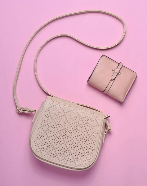 Bayan deri çanta ve cüzdan bir pastel pembe, Bayan aksesuarlar, üstten görünüm, minimalis