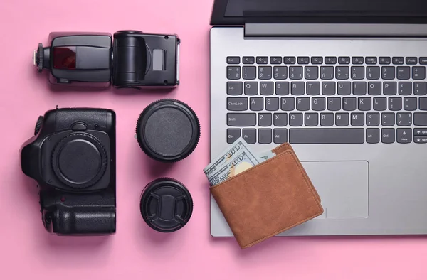 Ekipman fotoğrafçı, dizüstü bilgisayar, çanta bir pastel pembe dolar ile. Serbest kavramı, fotoğrafçının çalışmaları, nesneleri, üstten görünüm, düz la